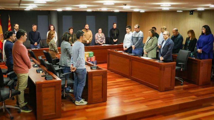 Foto del minuto de silencio que guardaron ayer en el pleno de Onda. | MEDITERRÁNEO