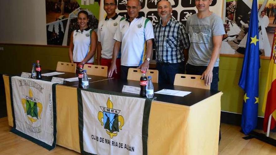 La presentación del trofeo tuvo lugar ayer en Cangas. // G.Núñez