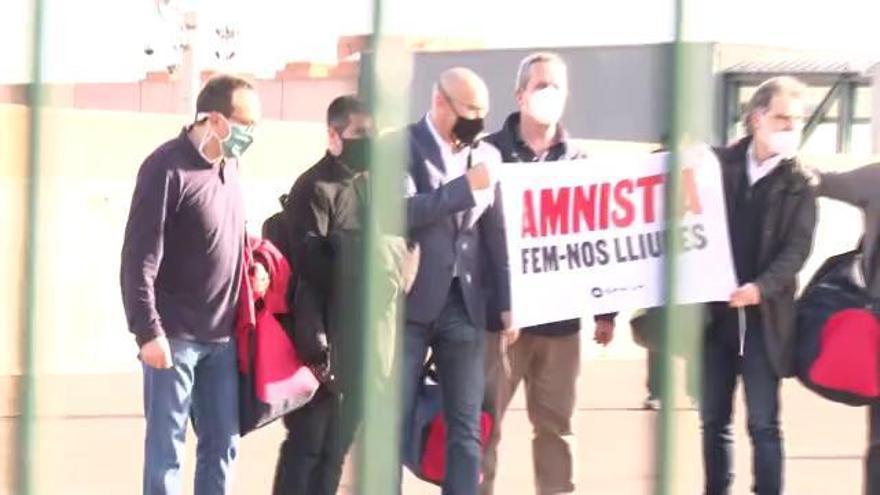 La sortida dels líders independentistes de la presó de Lledoners després d'obtenir el tercer grau