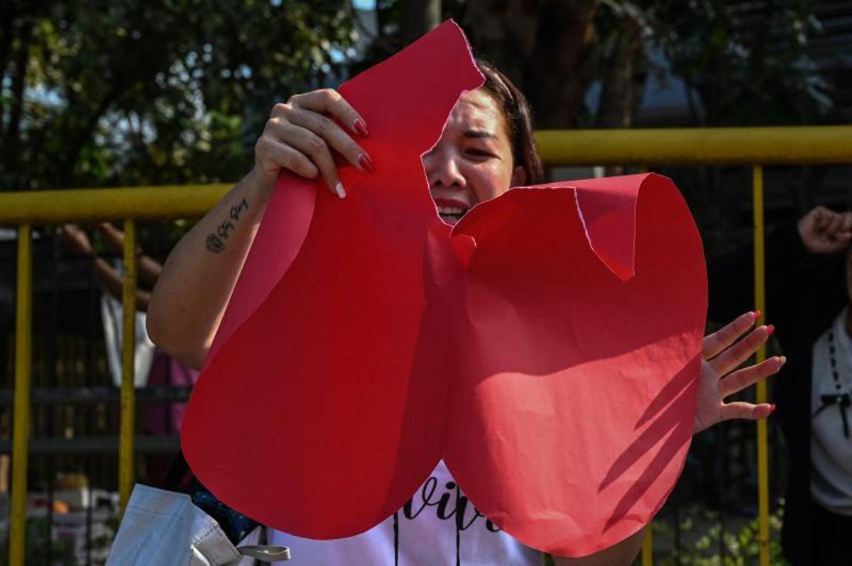 Un manifestante a favor del divorcio rompe un trozo de papel en forma de corazón durante una manifestación en el Día de San Valentín frente al edificio del Senado en Pasay, Metro Manila