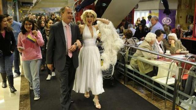 Llegada de Marilyn al centro comercial Cuatro Caminos para su aniversario. / juan varela