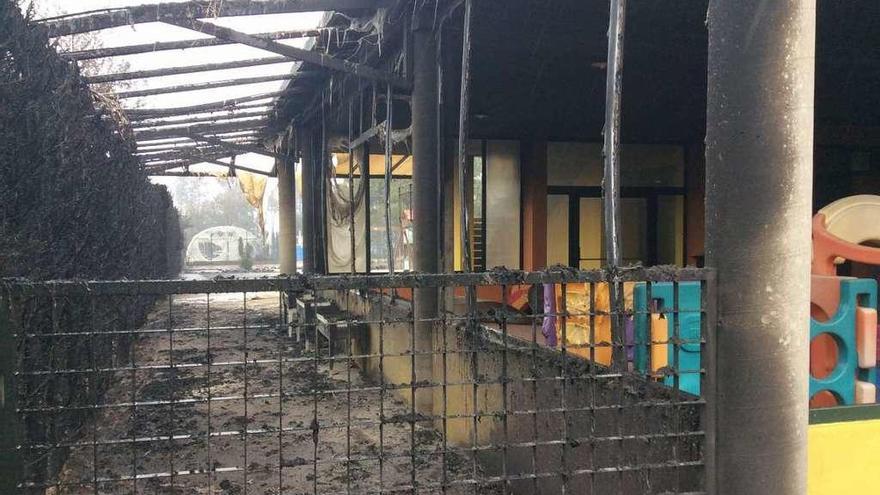 Zona de infantil del colegio Estudio, ubicado en Chandebrito, dañado por las llamas. // FdV
