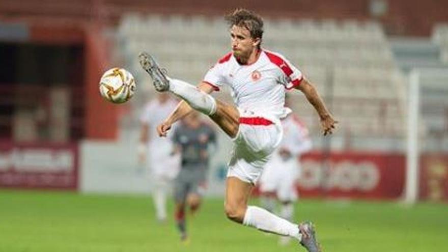 Marc Muniesa talla una pilota durant un partit d&#039;aquesta temporada amb l&#039;Al-Arabi