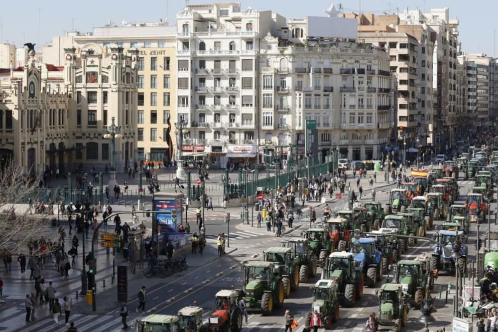 FOTOS: La tractorada de los agricultores toma València