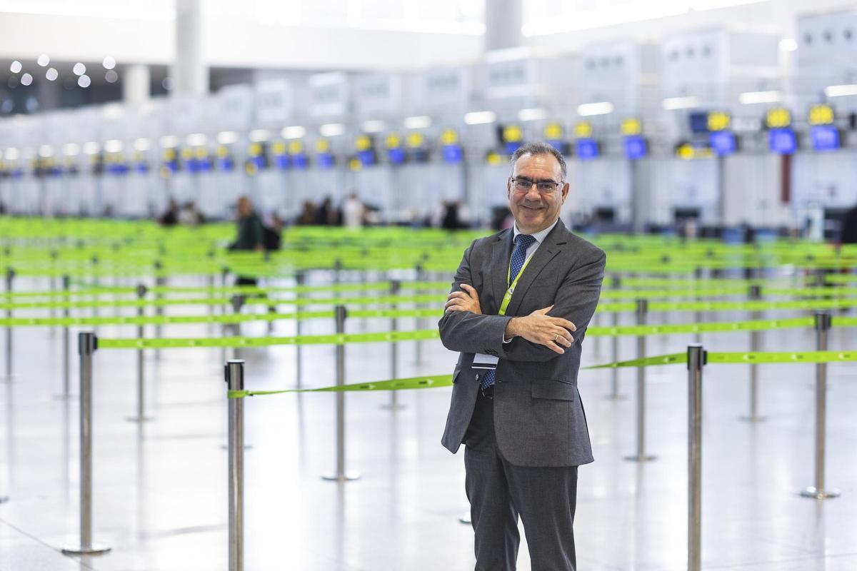 El director del Aeropuerto de Málaga-Costa del Sol, Pedro Bendala, posa en la T3