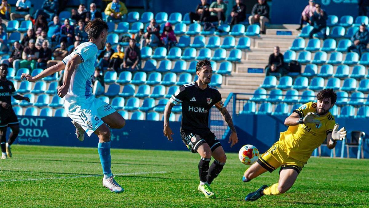 Manu Morillo dio la victoria al Atlético Baleares ante el Barbastro con este remate