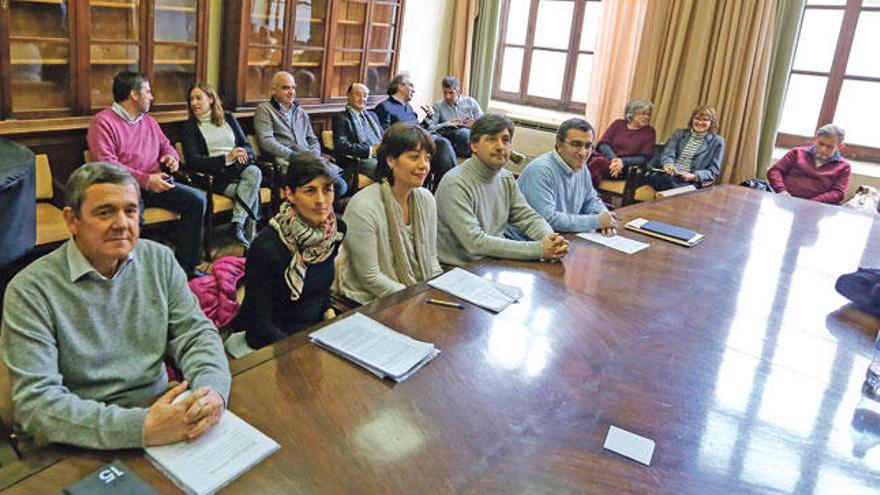 La presentación de la plataforma corrió a cargo de Cati Capó (de blanco, en el centro) y fue arropada por varias entidades.