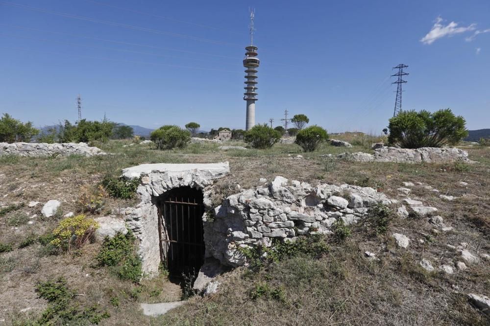 L'entrada a la gran cisterna que hi ha a les Pedreres