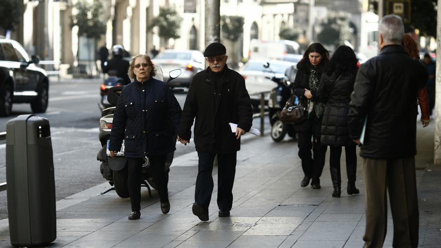 Gente pasea por Madrid.