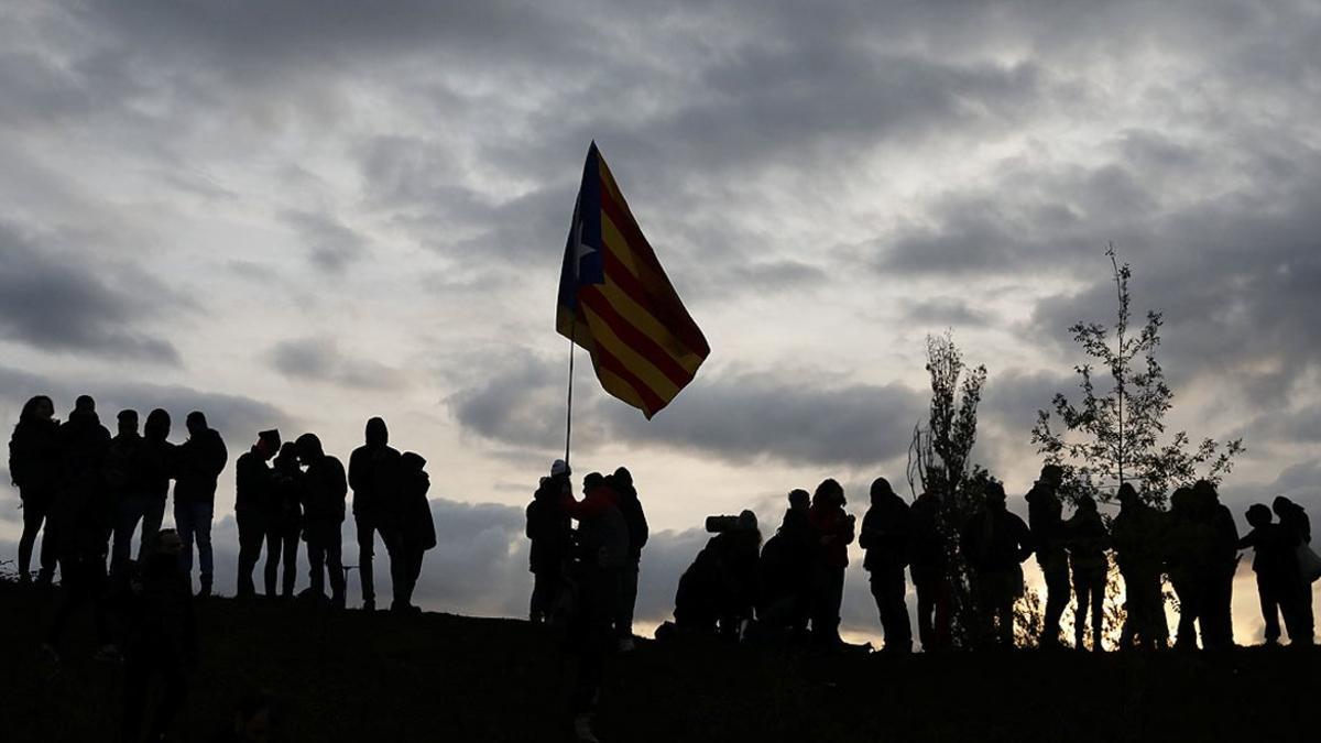 Miembros del Tsunami Democràtic, el miércoles pasado, durante el bloqueo de la AP-7 a la altura de Girona