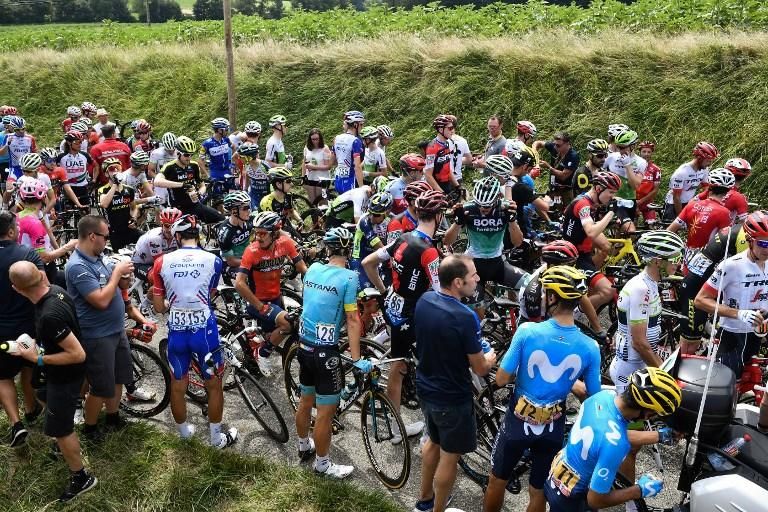 Arrojan gas lacrimógeno al pelotón del Tour de Francia