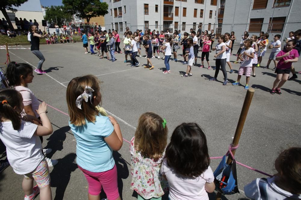 Los alumnos de La Vallina bailan zumba solidaria y en La Canal juegan a ser olímpicos