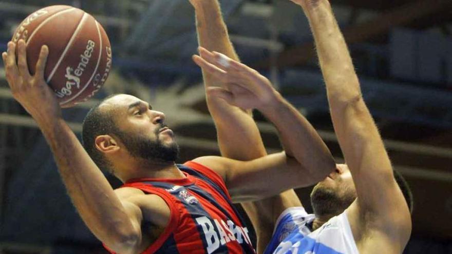 Adam Hanga se eleva para buscar la canasta frente a la defensa de Osvaldas.