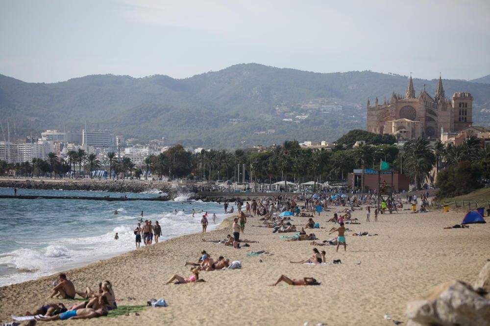 Playas abarrotadas festividad del 12 de octubre