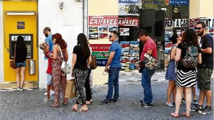 El trencament de les negociacions entre les institucions i Grècia va provocar cues als caixers d&#039;aquest país.
