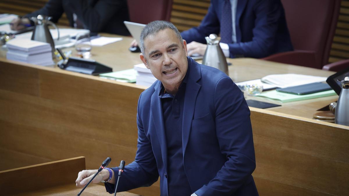 El diputado del PSPV en las Corts, José Díaz, interviene en el pleno, este miércoles.