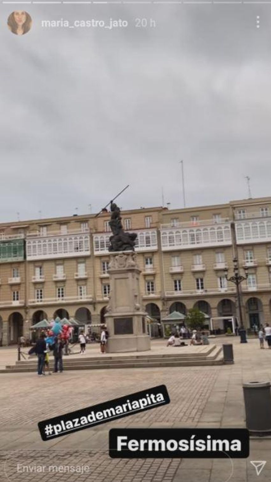 María Castro graba la escultura de María Pita en la plaza del mismo nombre