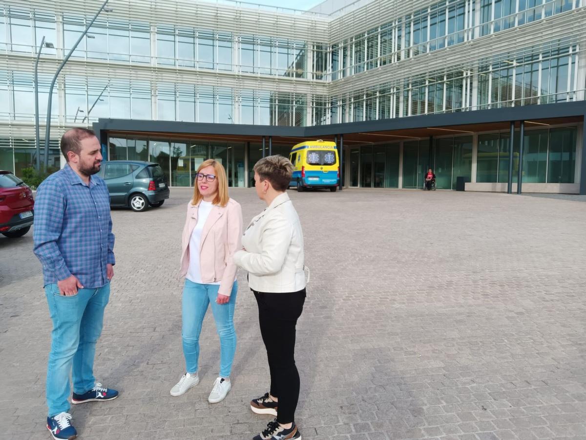 Manuel Carbón, Mari Fernández  y Cristina Villar delante del CIS de Lalín.
