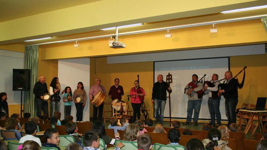 A Banda Manxadoira visita o colexio de Montemogos