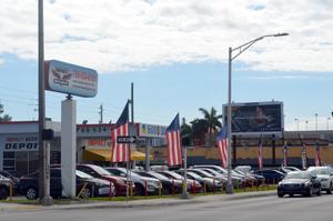 Fotografía de un negocio de venta de vehículos usados, en Miami, Florida.