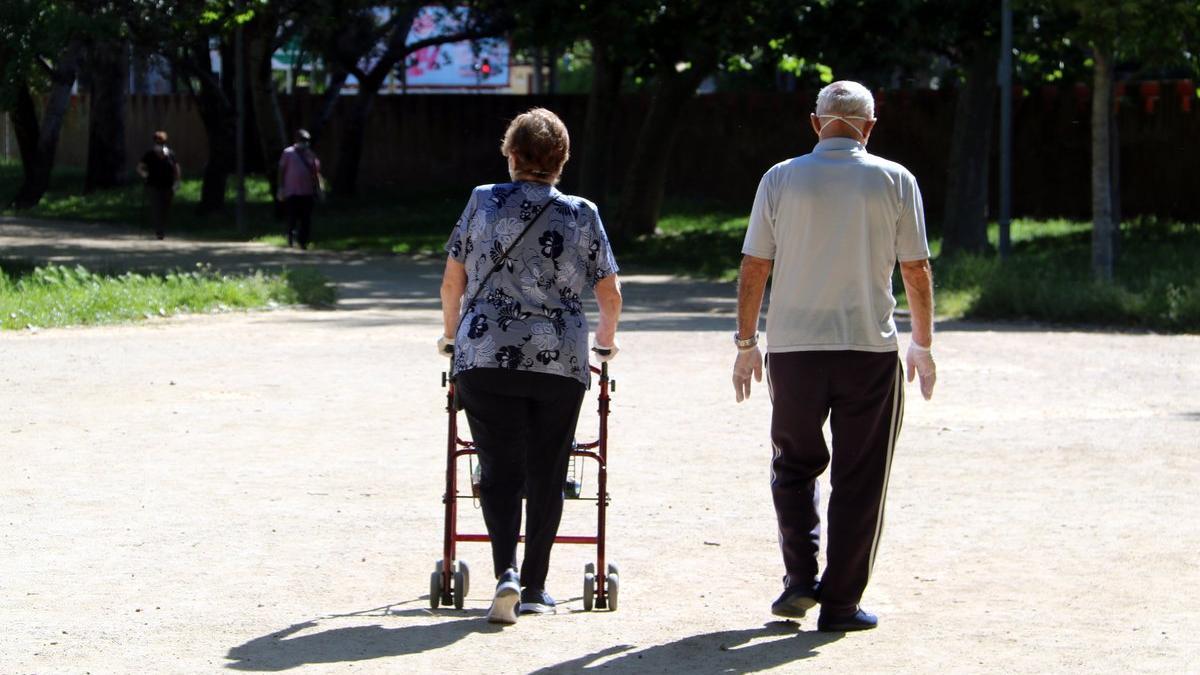 Una pareja pasea por el parque de Can Mercader de Cornellà, el pasado domingo 3 de mayo