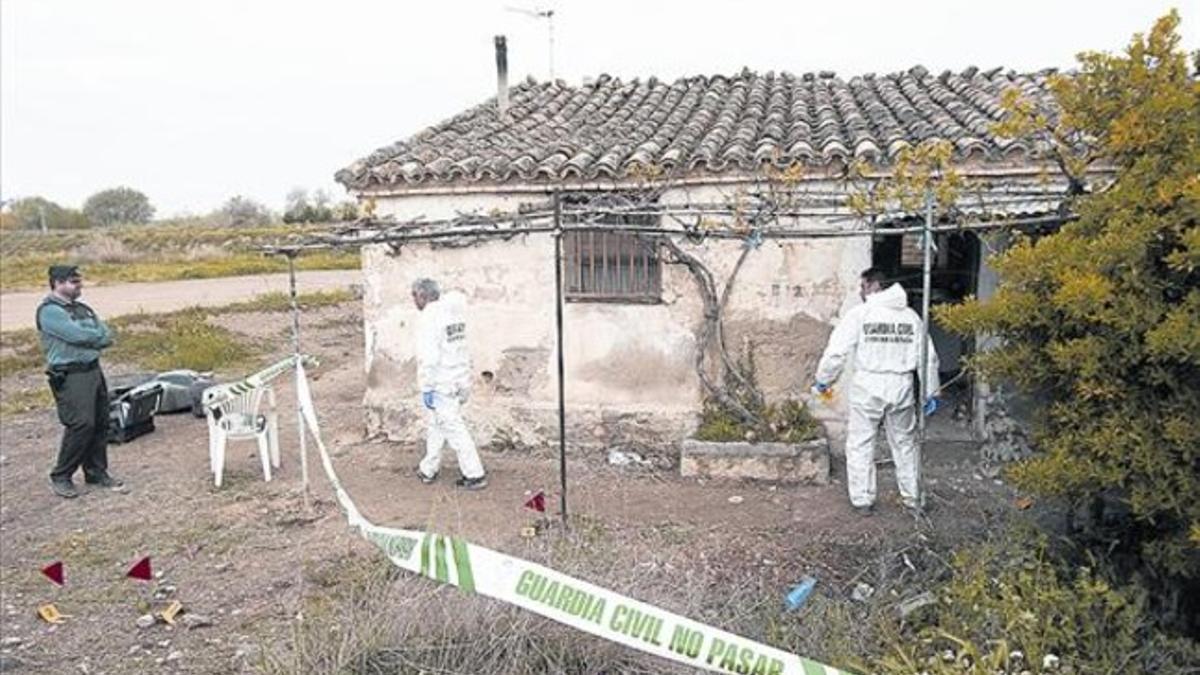 La caseta 8Agentes de la policía científica trabajan en el lugar donde la Guardia Civil mató a tiros a Cerdán.