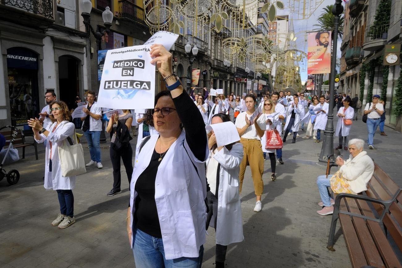 diversión Villano Asesor Sanidad: 'Marea Blanca, por la consolidación' en la calle Triana en Las  Palmas de Gran Canaria