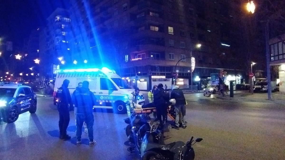 Los sanitarios atienden al motorista herido en el cruce entre las calles General Riera y Ausiàs March