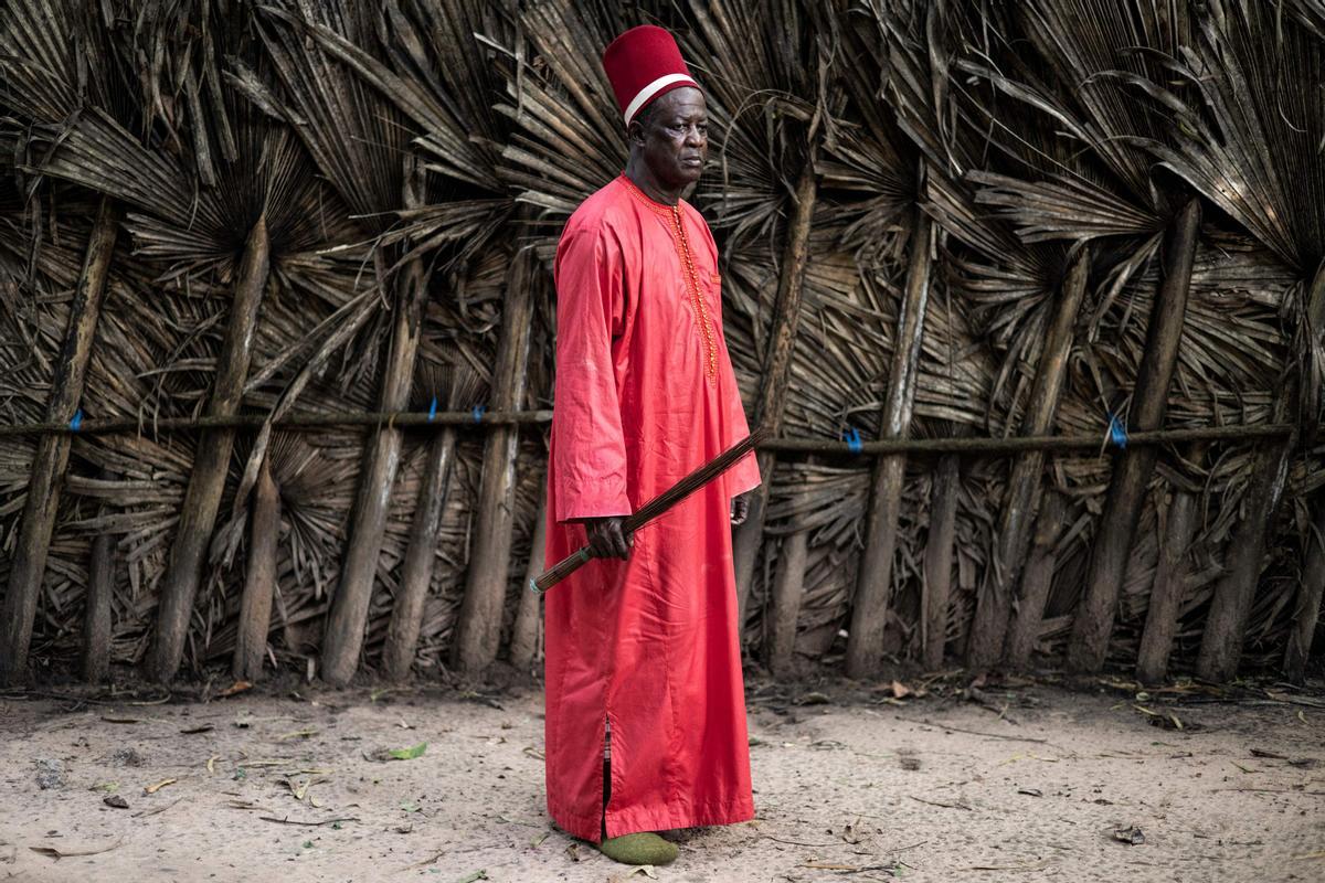 Jóvenes, vestidos con sus trajes tradicionales, asisten a una ceremonia que marca el final del proceso de iniciación anual para hombres jóvenes en Kabrousse, Senegal.