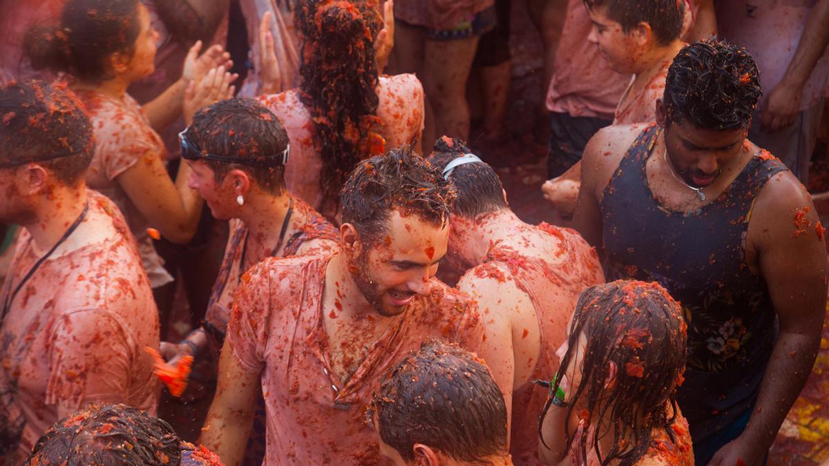 Durante La Tomatina, las calles de Buñol se convierten en el escenario de una multitudinaria batalla en la que se lanzan miles de kilos de tomates.