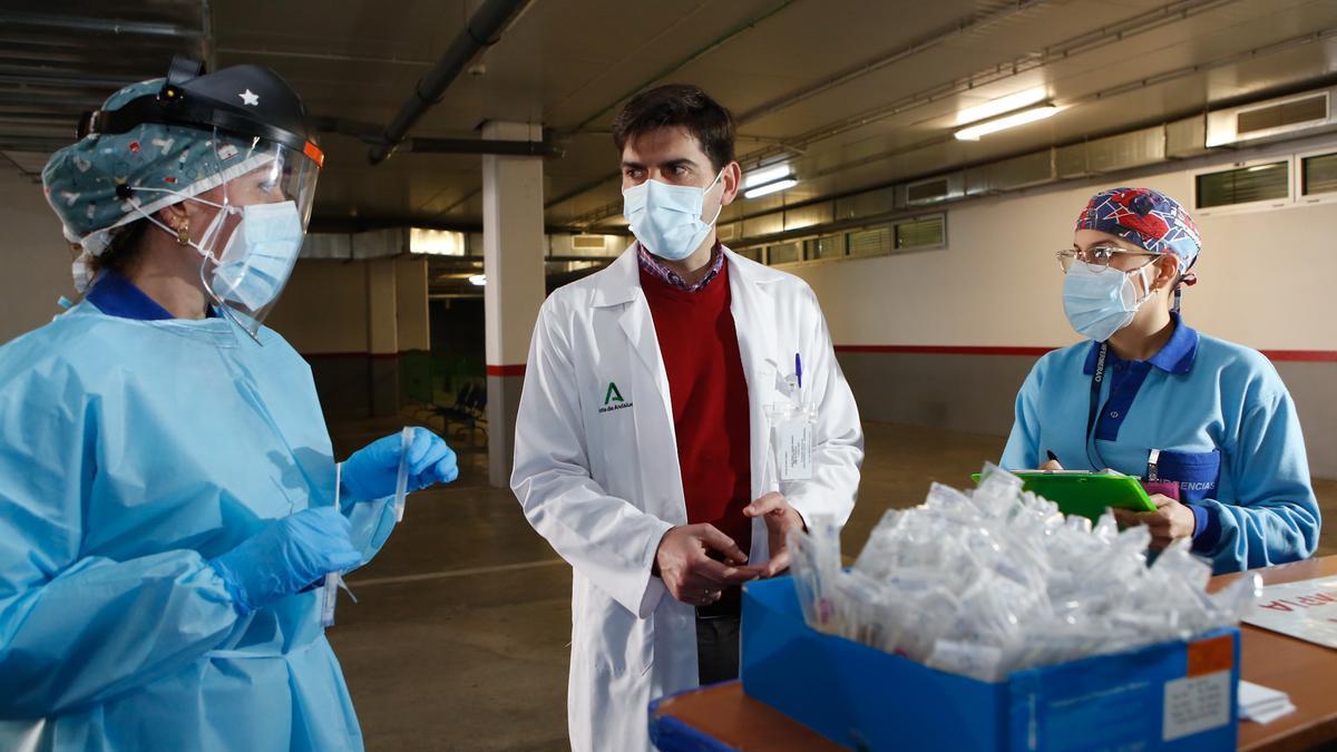 Profesionales sanitarios, en el Autocovid del Castilla del Pino.