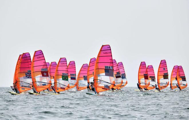 Vista de la competición de windsurf femenino clase RS:X durante un evento de clasificación para los Juegos Olímpicos de Tokyo 2020.