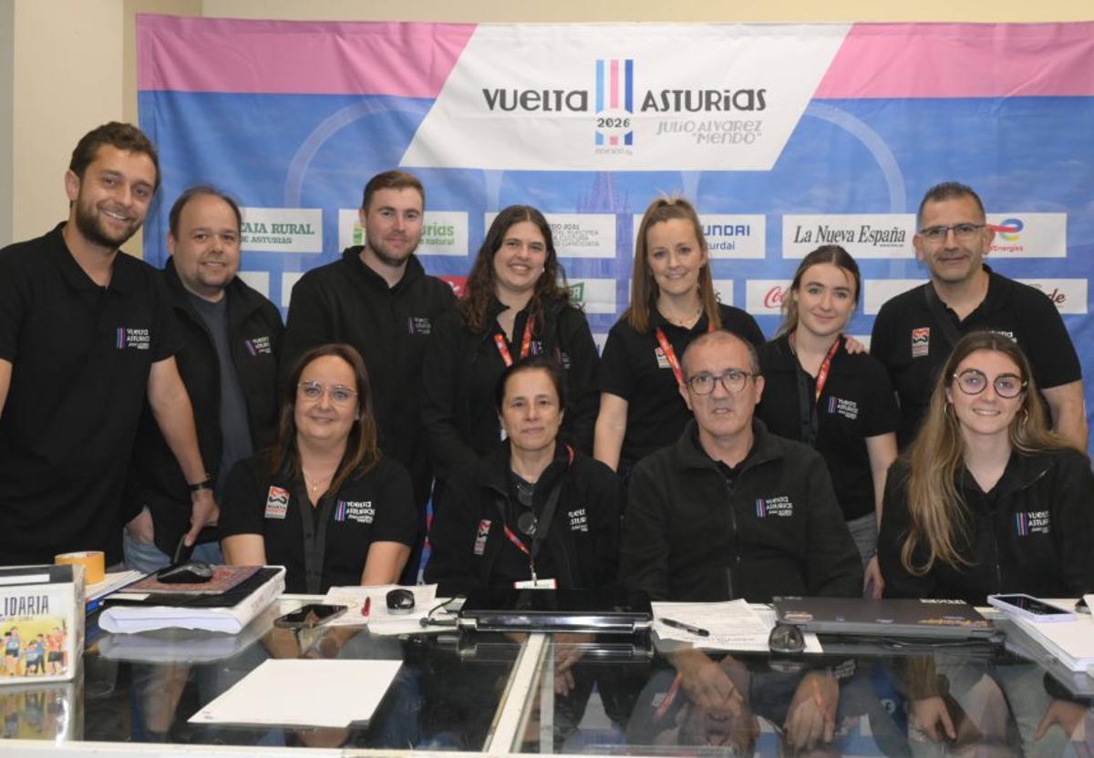 De pie, por la izquierda, Arturo Rico, Cristian Suárez, David Fernández, Alba Álvarez, Sara Martínez, Dania López y Gabi López. Sentados, también por la izquierda, Sandra López, Cristina Serrador, Luis Fernández Matilla y Rosa García. | ROBERTO MENÉNDEZ