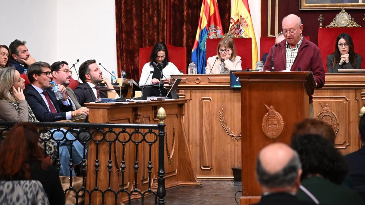 El alcalde escucha a un presidente de distrito