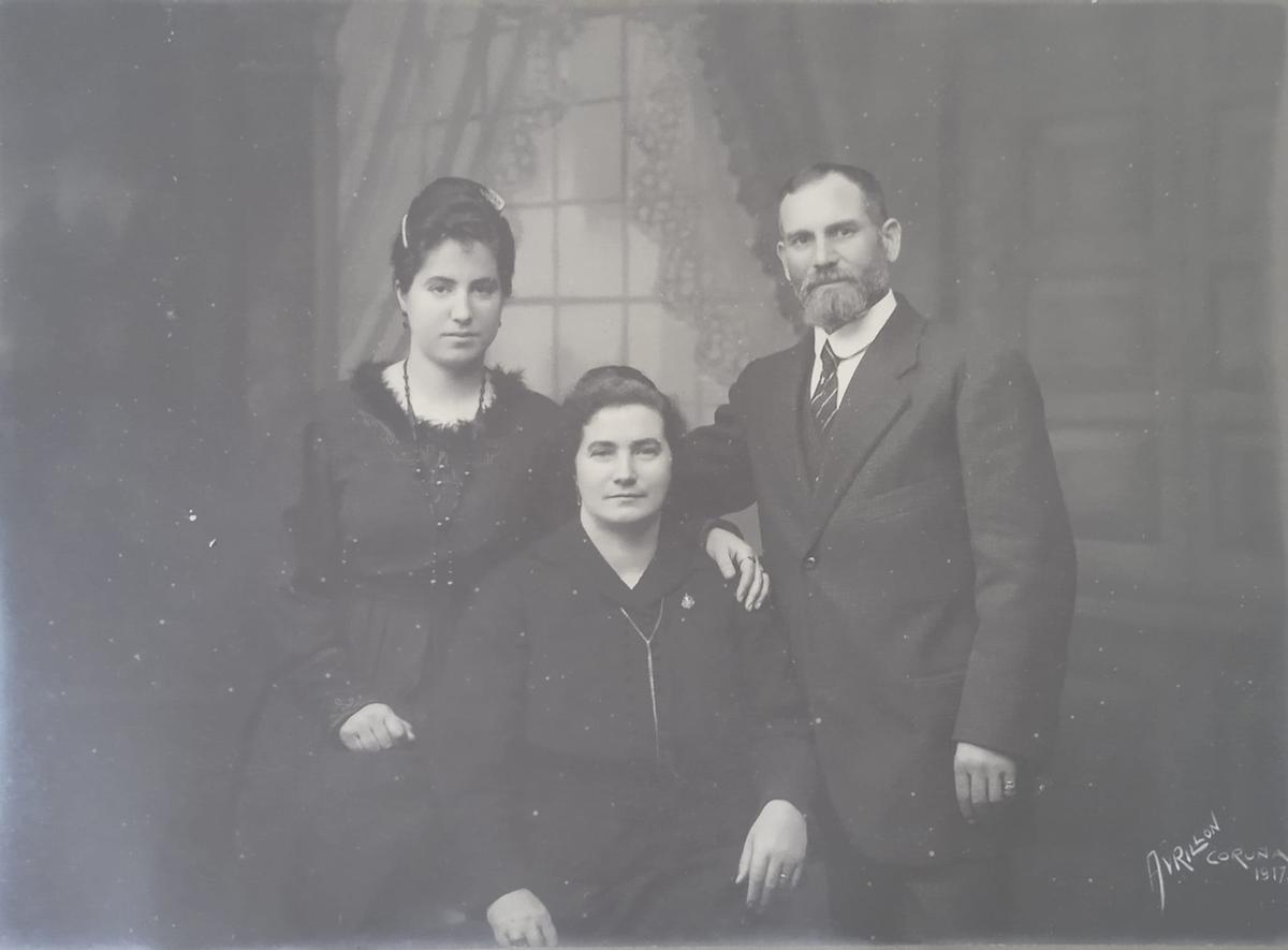 María Vázquez cos seus pais, A Coruña, 1918.