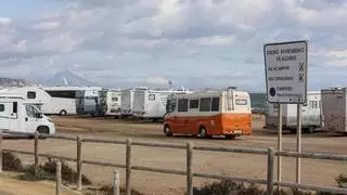 El PSOE de Alicante denuncia que el turismo de caravanas vuelve a llenar Aguamarga ante la ausencia de un área autorizada