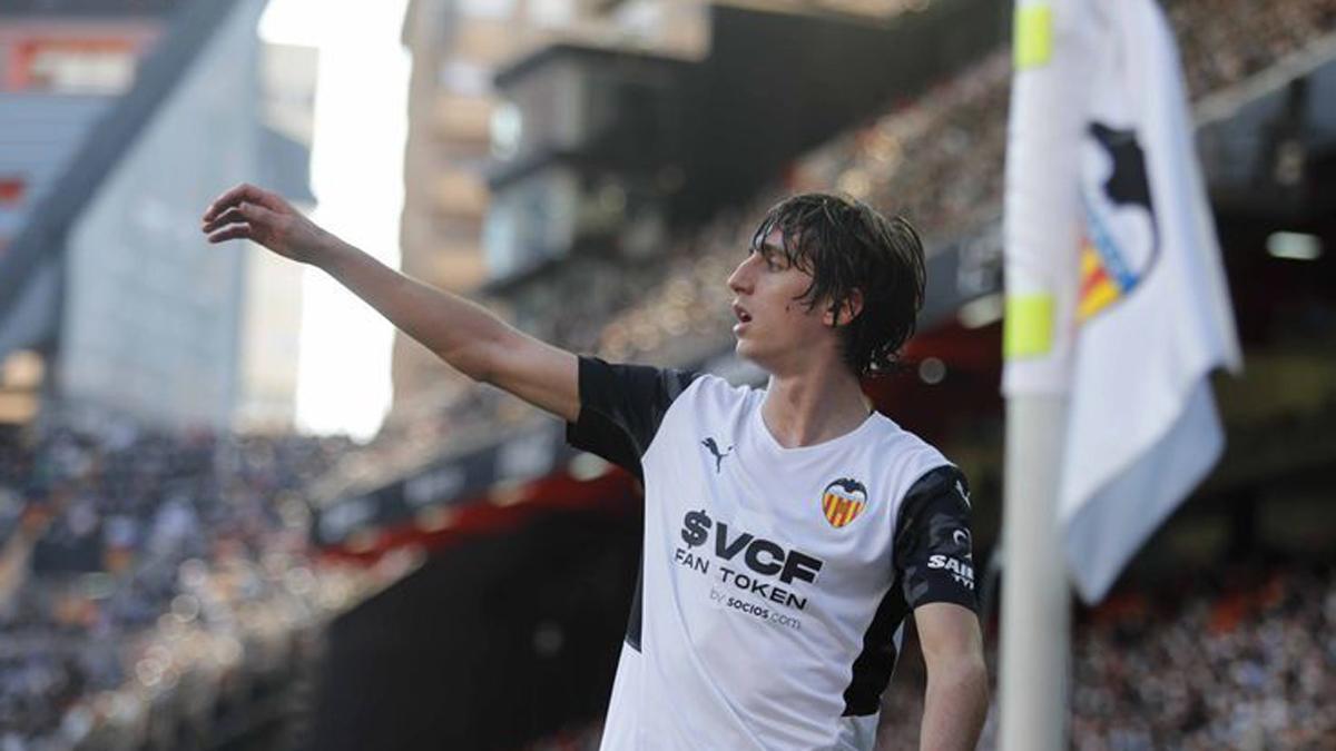 Bryan Gil, en el córner de Mestalla