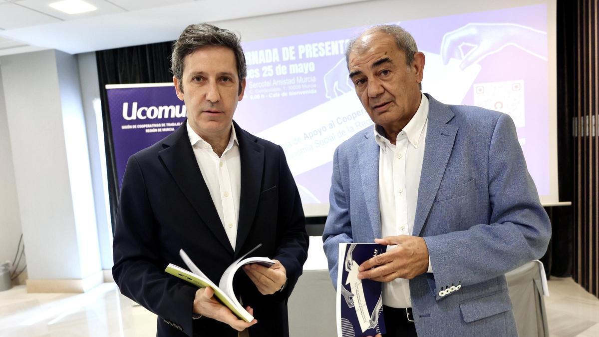Juan Antonio Pedreño (d.), presidente de Ucomur, y Antonio Pasqual del Riquelme, director general de Autónomos y Economía Social, este lunes durante la presentación de la guía.