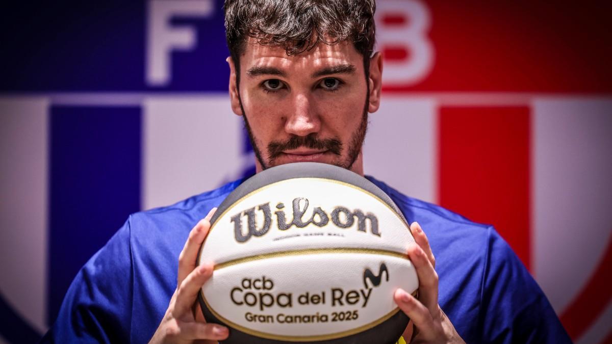 Darío Brizuela, junto al balón oficial de la Copa del Rey 2025