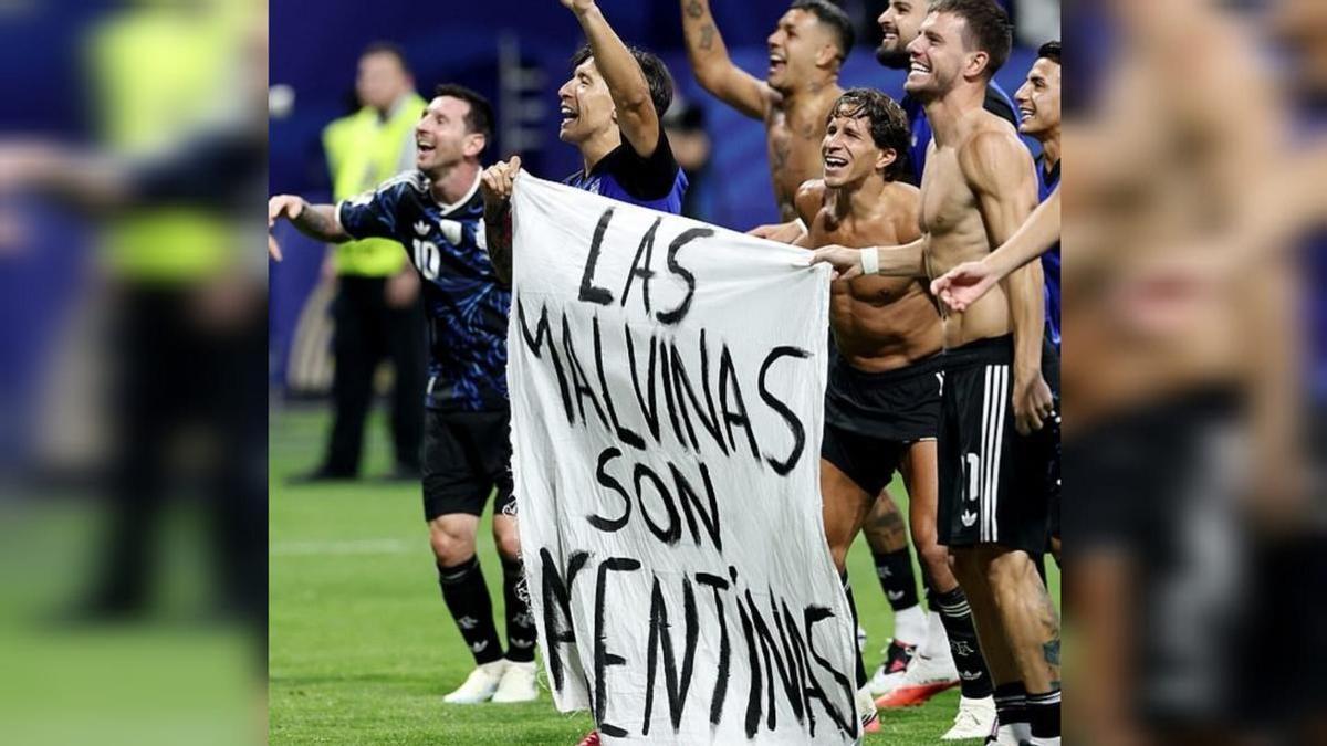 Los jugadores argentinos posan con la pancarta «Las Malvinas son argentinas» tras la semifinal.