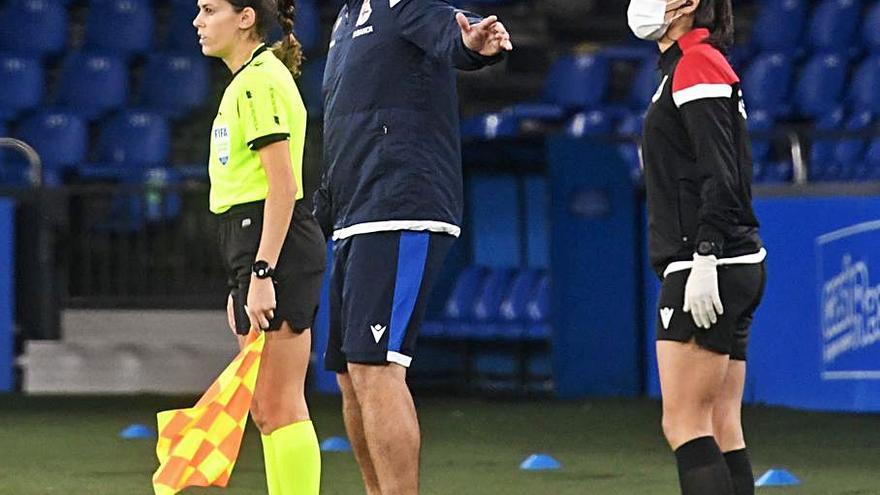 Manu Sánchez en la banda en un partido en Riazor.