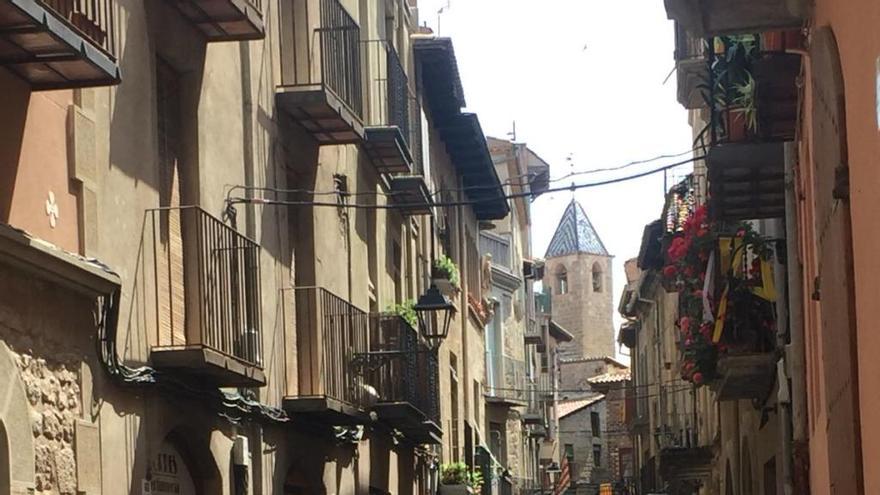 Vianants curiosos en veure la sessió fotogràfica al carrer Castell