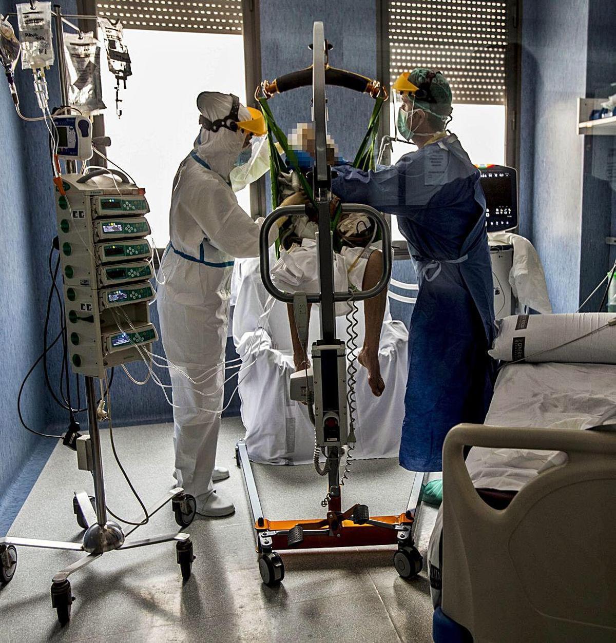 Las UCI mantienen la batalla para sacar adelante a pacientes de coronavirus que llevan ya dos meses ingresados