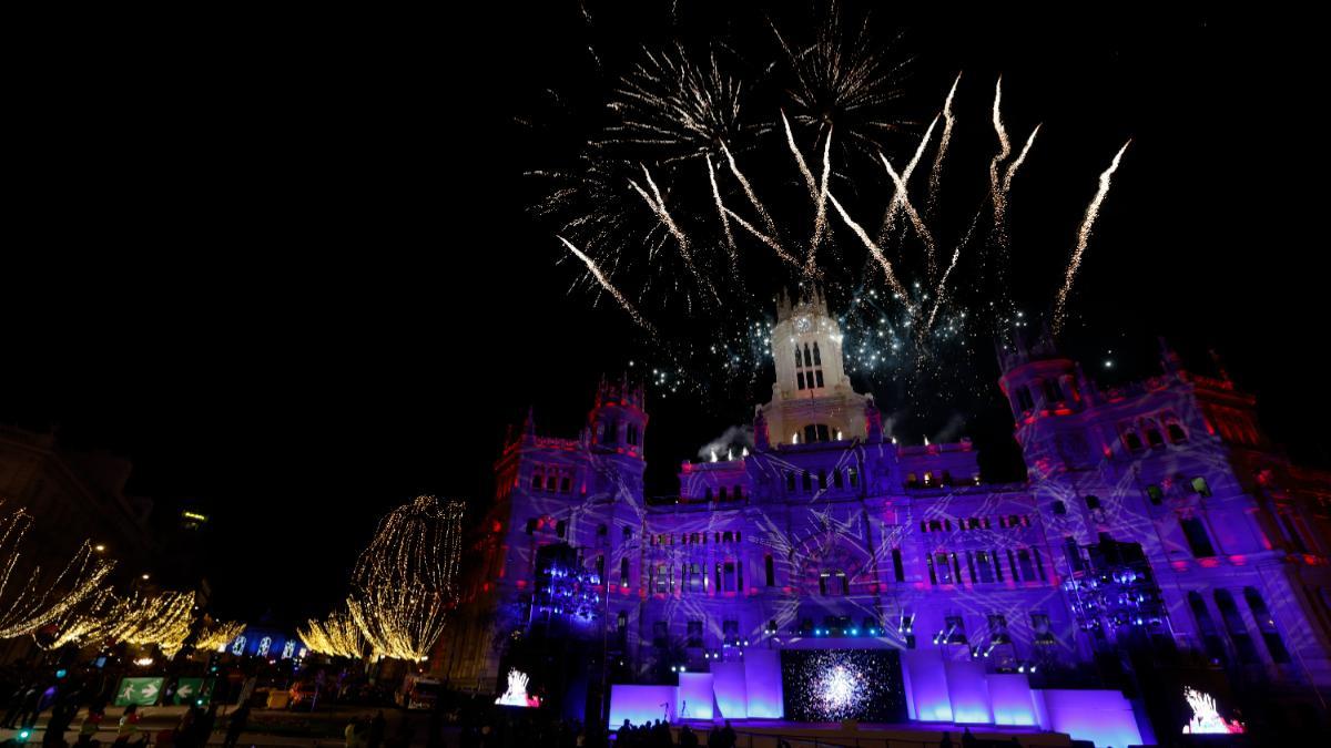 Espectáculo de luces al final de la Cabalgata de Reyes de Madrid que bajo el lema El saber compartido discurre este lunes entre la Plaza de San Juan de la Cruz y la Plaza de Cibeles.
