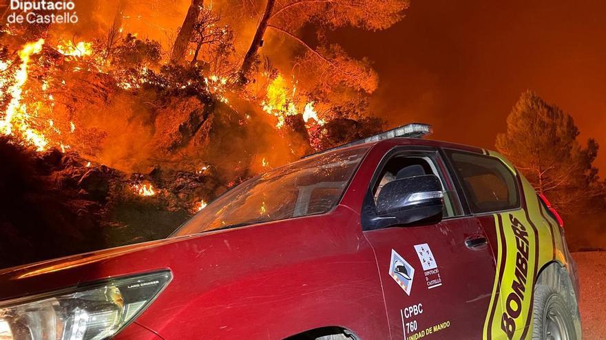 El incendio de Castellón y Teruel afronta momentos críticos por la amenaza del viento