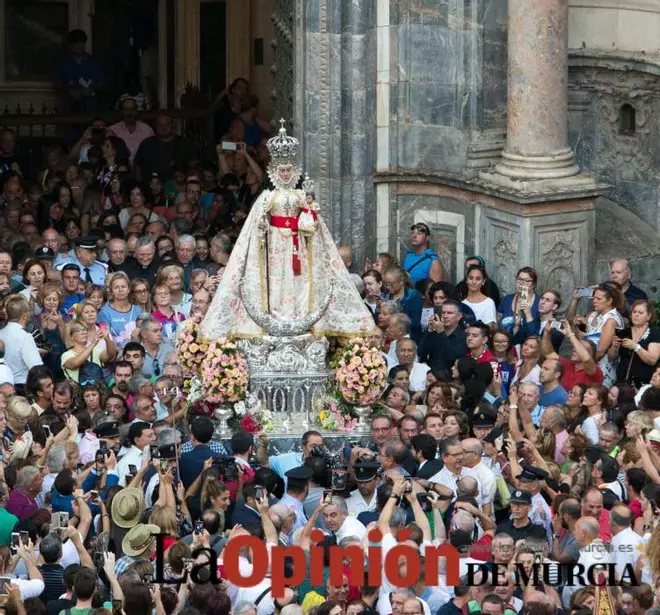 Salida de la Virgen de la Fuensanta desde la Catedral
