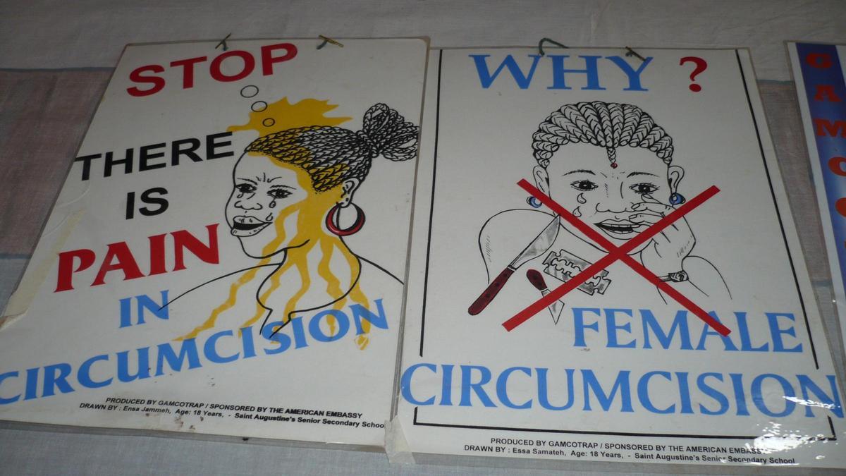 Carteles contra la mutilación genital femenina en Gambia