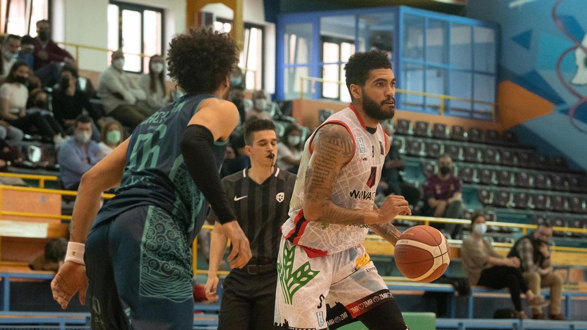 Bobby Harris II, jugador del Zamora Enamora, frente a Hestia Menorca.