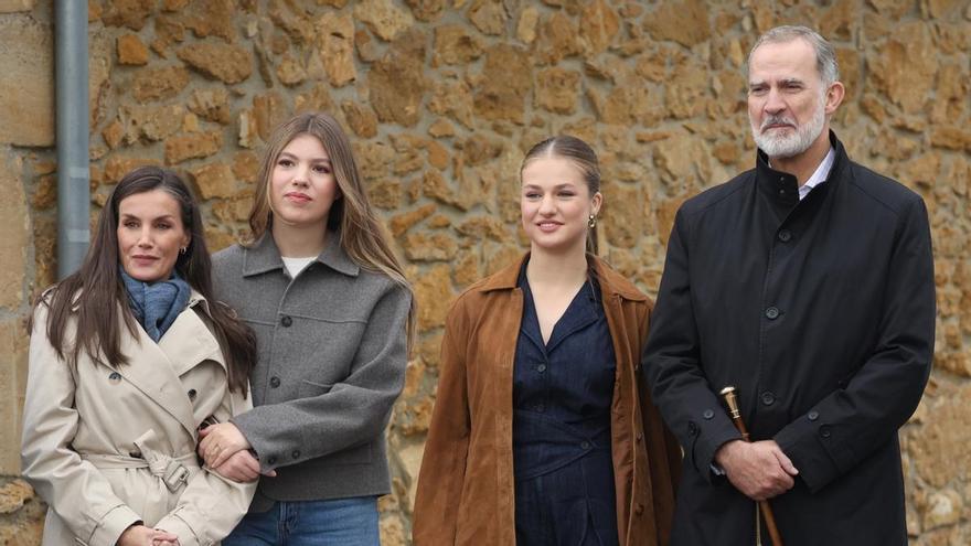 Los reyes y sus hijas acudieron por sorpresa a la procesión del Silencio en Carabanchel (Madrid)