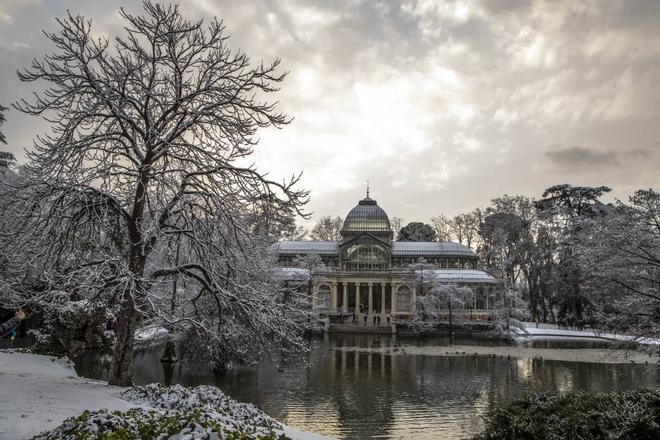 El Palacio de Cristal (El Retiro) cubierto de nieve durante la histórica nevada Filomena en Madrid